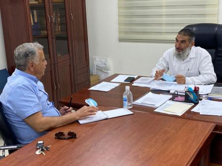 جلسة عمل بين مستشار قائد سلطة الاطفاء والانقاذ كايد ظاهر ورئيس مجلس حورة الشيخ حابس العطاونة